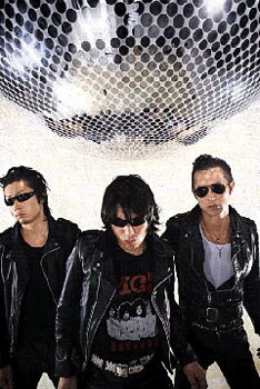 公式ブログではレコーディングの模様も紹介されている。ぜひチェックしてみよう。