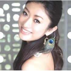 久保田はレコーディングにも付きっきりで、山田を直接指導。「踊れて、歌えて、あんなにキレイで。普通だったら性格ぐらい悪くても不思議じゃないんだけどね」と、コメントを寄せている。