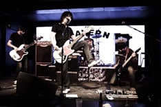 5月に発表した両Ａ面シングル「また帰るから / ピース・アンテナ」も好調。アンダーグラフの今後の動向に注目が集まる。