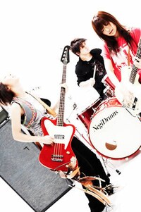 シングル「太陽」での衝撃的なデビューから早7年。今や中堅バンドに成長を遂げた3人に今後も要注目。