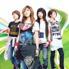 4人の日常をこまめに更新しているBLOGは一見の価値あり。彼女たちの元気な笑顔が満載だ。(写真は7月リリースの最新シングル「旅への扉」。)