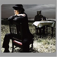 佐野元春は25歳当時を振り返り、「今過ごしている時間の100倍くらい密度が濃かったように感じる」とコメントしている（写真は最新アルバム「COYOTE」）。