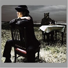 佐野元春は25歳当時を振り返り、「今過ごしている時間の100倍くらい密度が濃かったように感じる」とコメントしている（写真は最新アルバム「COYOTE」）。