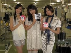 先日は「SUMMER SONIC 07」への出演も果たし、1,500人以上のロックファンを前に堂々としたステージを披露したPerfume。「アイドルのイベントに出演しても、ロックのイベントに出演しても、自分たちはどこに行っても浮いている。オール・アウェイなんです（笑）。だからこそ、どんなジャンルのイベントにでも出て行けるのが私達の強み。」と語っている。