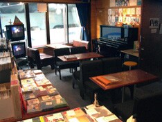 毎回個性的なアーティストが登場するこの「トーク夜話」。気になる人はこまめにイベント情報をチェックしておこう。