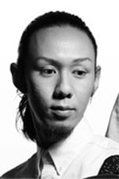 入籍＆妊娠というWオメデタを達成したYOH。7月発売の2枚のベストは売上チャートで1、2位を独占する大ヒットとなっており、まさに嬉しいこと尽くしだ。