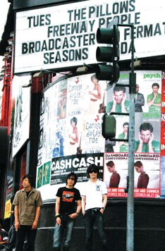 初期からのファンにとっても最近ファンになった人にとっても嬉しい究極のシングルコレクション。ツアーの前にぜひ聴きこんでおこう。