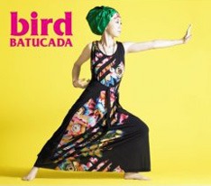 写真は7月4日に発売されたマルコス・ヴァーリのカバーシングル「BATUCADA -バトゥカーダ-」。キリン・ザ・ゴールドのCMソングとして好評オンエア中のこの曲も、今回のカバー集に収録される。