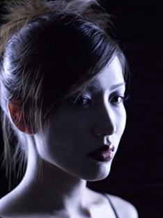 女優・戸田恵子が先日リリースしたアルバム「ACTRESS」に、楽曲を提供した彼女。同作品には秋元康、宇崎竜童ら強力な作家陣も参加している。