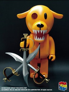 フィギュアにはthe pillowsの「p」をかたどった剣が3本付属。組み合わせると「the pillows -three "P" swords-マーク」を再現することができる。