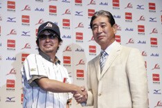 本日行われた公式応援ソング発表記者会見で、星野仙一監督と固く握手を交わす奥田民生。今後「無限の風」が野球応援の定番ソングとなることにも期待ができそうだ。