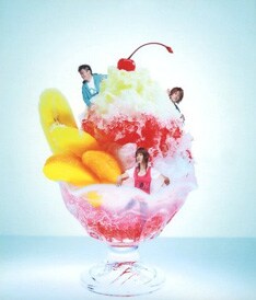 写真は8月リリースの最新シングル「夏色グラフィティ／青春ライン」。アニメ主題歌として話題になったこの作品に続き、次回も大型タイアップが決定した。