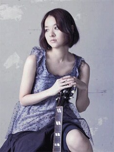 アルバムには「あなたと私」「青春の輝き」「夕焼けハミング」といった人気シングル曲も収録。