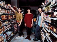 10月24日にニューアルバム「生命力」を、11月28日には初のビデオクリップ集をリリースするチャットモンチー。彼女たちの勢いは増すばかりだ。