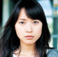 これまでそのまんま東(現・東国原英夫宮崎県知事)、山田花子、ペナルティ、中嶋朋子、脇知弘といった有名人がジャケット写真を飾ってきた。今回は「別れの瞬間」をイメージした戸田恵梨香の切なげな表情が印象的。