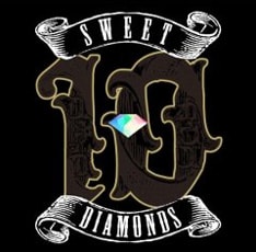 写真は6月に発売された「スイート10ダイヤモンズ」。千葉限定シングル「鎌ヶ谷大仏～DIVE TO LOVE～」を含む13曲入りオリジナルアルバムと、新宿JAMでのパフォーマンスを収めたライブDVDにより構成されている。