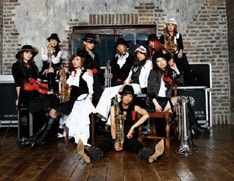 ピストルバルブはAcid Black Cherryの2ndシングル「Black Cherry」に参加。ビデオクリップにも出演している。