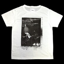 記念Tシャツは通販サイト「ZOZOTOWN」でも発売。会場に行けない人はこちらで購入を。