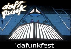DAFT PUNKは来日直前の11月14日に、パリ公演の模様を収めたライブアルバム「ピラミッド大作戦」をリリース。ライブの予習としてチェックしておこう。