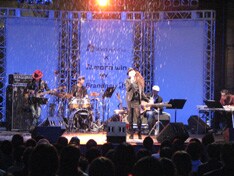 雪が降ってくる演出は彼女のツボに入ったらしく、ブログでは「降る降るとは聞いてたけど、あそこまでとは....。いやー生きてるとおもしろい」とコメントしている。