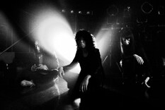 リリース当日に新木場STUDIO COASTにてアルバム発売記念ライブを行ったゆらゆら帝国。初めてライブを行う会場だったものの、チケットはソールドアウトを記録し、約2時間にわたる至福のパフォーマンスを披露した。