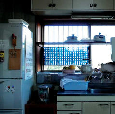 ユニバーサルミュージックのサイトにて新曲「青春色」のPV試聴がスタート。こちらもぜひチェックしてみよう。