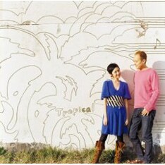 会場として選ばれたClub IKSPIARIは内装がシンプルなこじんまりとした場所。ご飯やお酒をゆっくり楽しみながらライブを楽しむことができそう（写真は、Chocolat & Akito最新アルバム「Tropical」）。