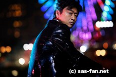 初回限定盤につくのはLEDを内蔵した、点滅する「トゥインクルバッジ」。ツアーに参加するときはぜひつけていってみよう。