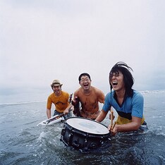 フレッツ光のCMにふさわしい「つながる、つながる」という歌詞が印象的な新曲。CDリリースも楽しみにしておこう。