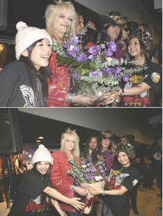 花束贈呈は、ビクターブースでのサイン会の一環として行われた。