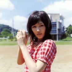 2007年は女優として目覚しい活躍をみせた彼女。来年は主演作「僕の彼女はサイボーグ」「ICHI」や、三谷幸喜監督の「ザ・マジックアワー」など複数の出演映画の公開が決定している（写真は2ndシングル「交差点days」）。