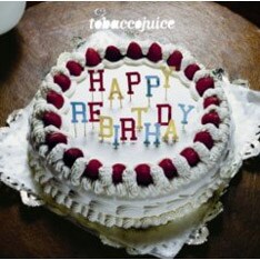 ジャケットのバースデーケーキも、イラストから写真に一新されている。