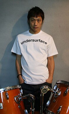 カップリング曲「Holy Sorry」についてAIRは「なんとなく冬の歌」とコメント。どんな曲に仕上がっているのか気になるところだ。