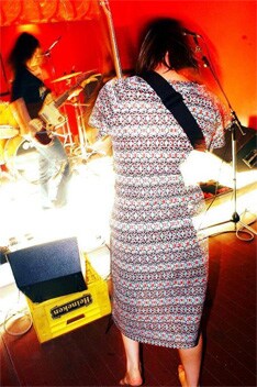 写真はmass of the fermenting dregs。彼女たちとgroup_inouは「FUJI ROCK FESTIVAL '07」の「ROOKIE A GO-GO」ステージに出演し、会場を大いに盛り上げた。