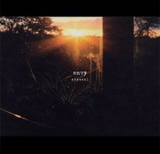 写真はシングル「abyssal」のジャケット。彼らの音を彷彿とさせるような雄大な写真だ。