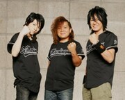 写真右からANCHANG(Vo/G)と、新メンバーの桑江良竜(G)、今井賢一(Dr)。今後、完全招待制のお披露目ライブも予定されている。