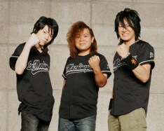 写真右からANCHANG(Vo/G)と、新メンバーの桑江良竜(G)、今井賢一(Dr)。今後、完全招待制のお披露目ライブも予定されている。