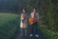 メジャーデビューのきっかけとなった「道」は、ラジオ番組をきっかけに全国に広がった名曲。未聴の人は、新曲とあわせてチェックしてみよう。