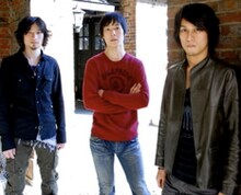 写真右が新メンバーの原孝允。この編成による新たな音源のいち早いリリースにも期待したいところだ。