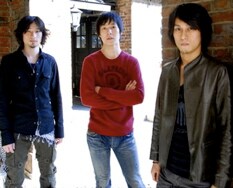 写真右が新メンバーの原孝允。この編成による新たな音源のいち早いリリースにも期待したいところだ。