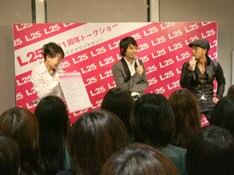 イベントで用意された15個の○×質問は、全問同じ回答となった2人。ちなみに「理想の女性像を一言で」という質問には「飾らない女性」（川畑）「しんがある女性」（堂珍）とそれぞれ回答した（写真はイベント中の様子）。