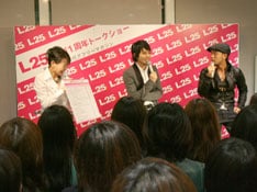 イベントで用意された15個の○×質問は、全問同じ回答となった2人。ちなみに「理想の女性像を一言で」という質問には「飾らない女性」(川畑)「しんがある女性」(堂珍)とそれぞれ回答した(写真はイベント中の様子)。