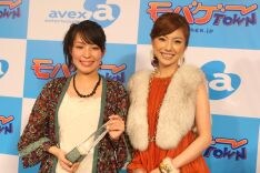 左が見事グランプリに輝いたシンガーソングライターの峰香代子さん。モバゲータウン内での楽曲試聴回数はなんと100万回を突破！
