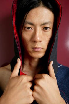 10月17日にリリースされたGOODINGS RINAのニューシングル「X（バイ）」に収録されている「大都市を電車はゆく」にゲスト参加したShing02。ぜひこちらもチェックを。