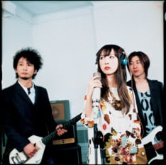 年末には初のベストアルバムをリリース予定。2002年の「THE WINTER ALBUM」以来となる、オリジナルアルバムにも期待したいところだ。