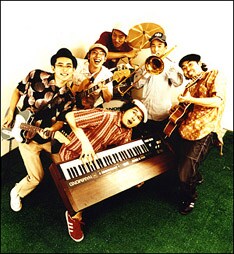 会場である下北沢SHELTERは両バンドとも何度もステージを踏んだライブハウス。馴染みある会場で迎える正真正銘のツアーファイナルは必見。