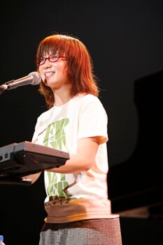 意外にも地元・千葉でのワンマンライブは松戸公演が初めてだったという奥華子。「地元なので一番リラックスできるかと思いきや、一番緊張した」というMCも飛び出したものの、アットホームな雰囲気の中で2時間半にわたる心地よいパフォーマンスを披露した。