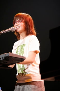 意外にも地元・千葉でのワンマンライブは松戸公演が初めてだったという奥華子。「地元なので一番リラックスできるかと思いきや、一番緊張した」というMCも飛び出したものの、アットホームな雰囲気の中で2時間半にわたる心地よいパフォーマンスを披露した。