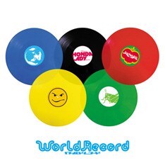 ニューアルバム「World Record」は、五輪マークを模した遊び心タップリのジャケットが目印。