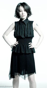 現時点でジャケットは発表されていないが、彼女のブログによると「ジャケもかわいいから楽しみにしてね」とのこと。こちらも期待しておこう。